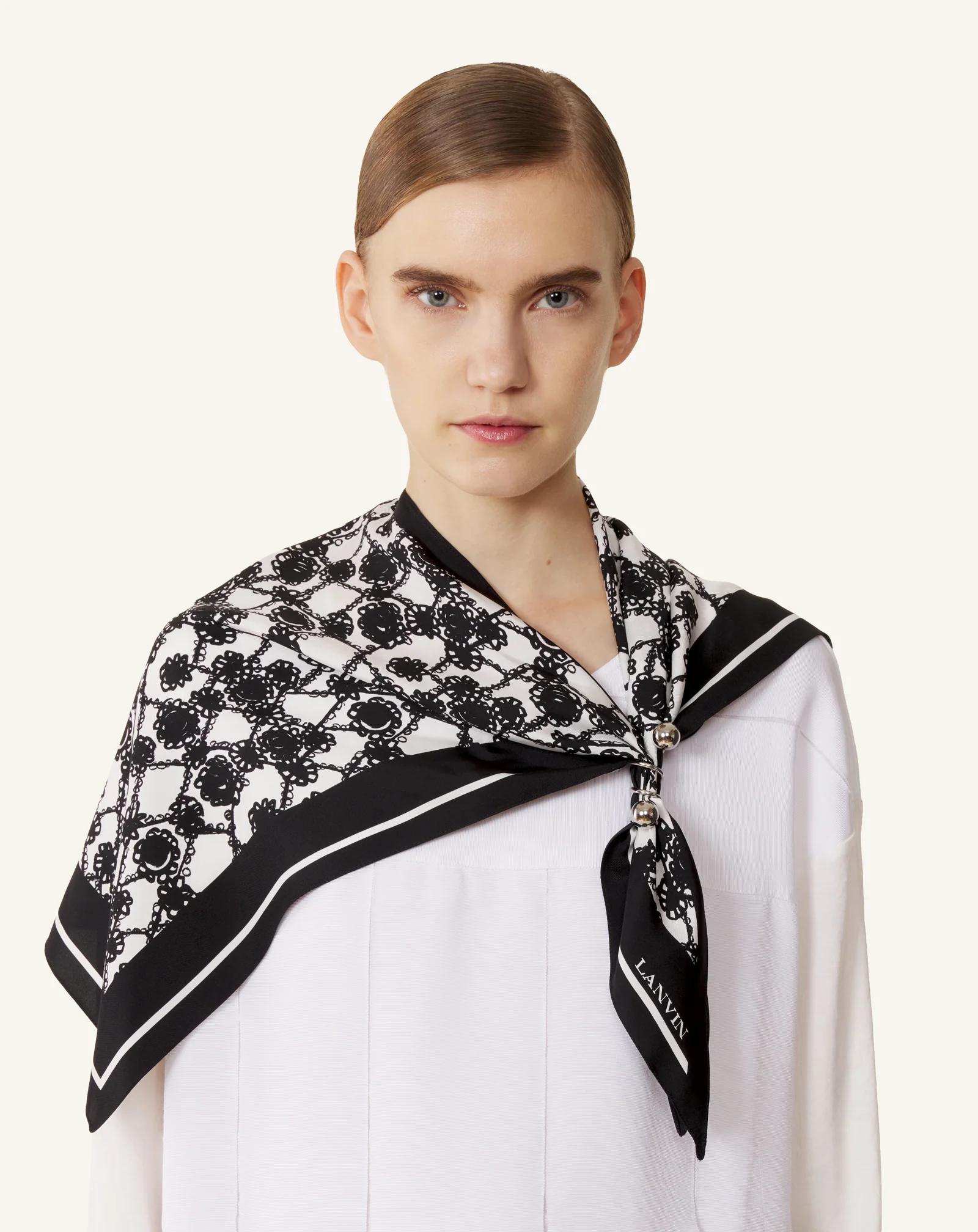 MARGUERITE MOTIF TOP WITH JEWELRY FASTENER - Image 2